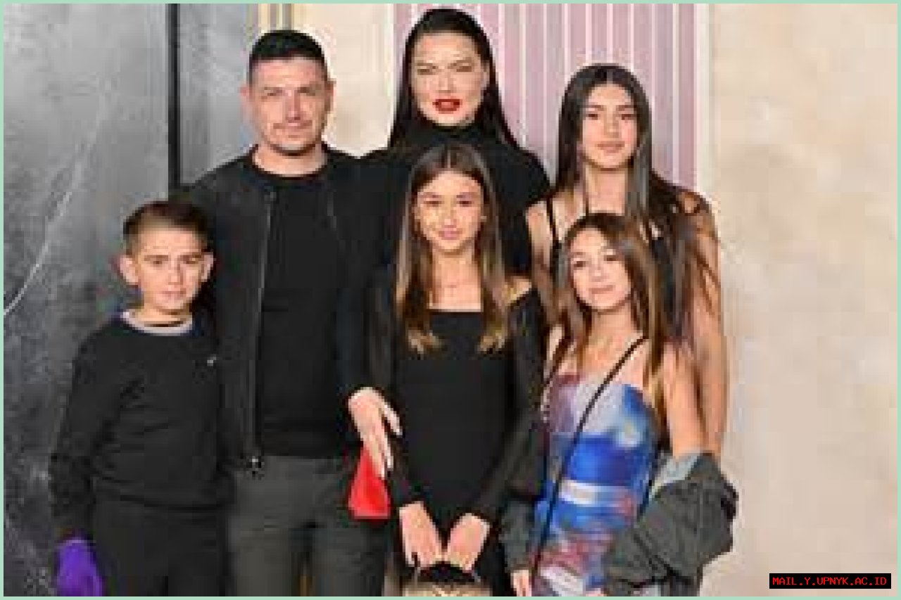 Is Adriana Lima An Only Child?