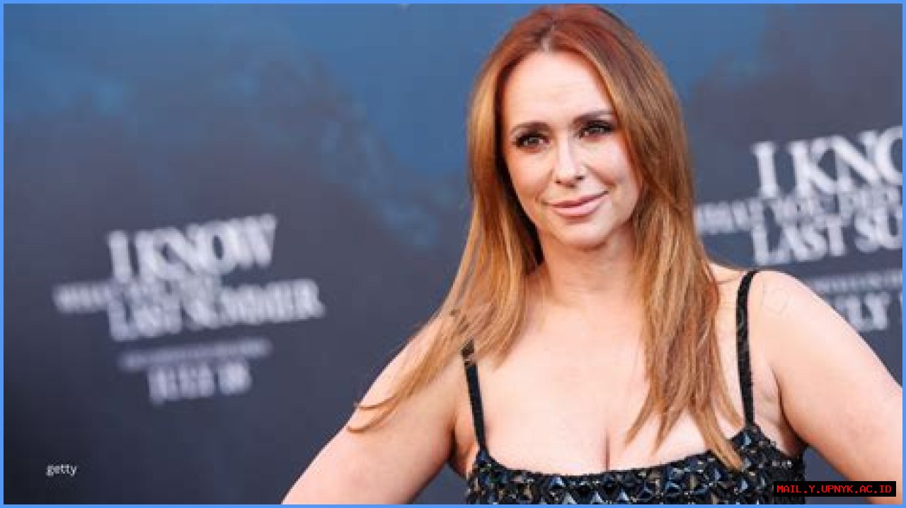 Jennifer Love Hewitt's Pregnancy In '9-1-1': Uncovered