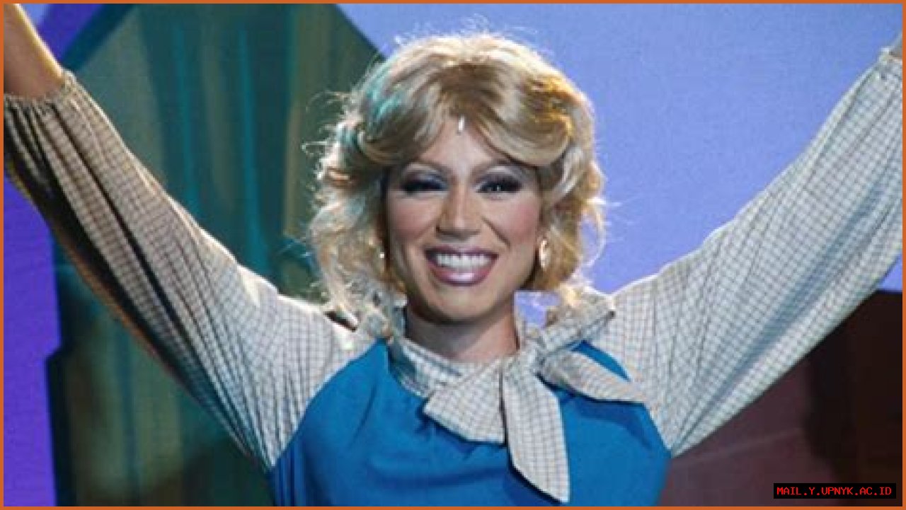 Noah Galvin: A Powerful Female Role Model